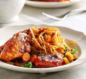 Αργυρώ Μπαρμπαρίγου: Κοτόπουλο κοκκινιστό με μακαρόνια - Παραδοσιακή συνταγή που θα σας θυμίσει το φαγητό της γιαγιάς