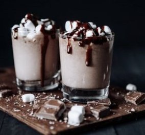 Δημήτρης Σκαρμούτσος: Κρύο ρόφημα σοκολάτας με αλμυρό σιρόπι και marshmallows - ότι πιο απολαυστικό!