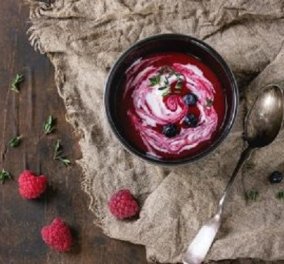 Δημήτρης Σκαρμούτσος: Βελούδινη σούπα με φρούτα του δάσους - έτοιμη μέσα σε 15 μόλις λεπτά
