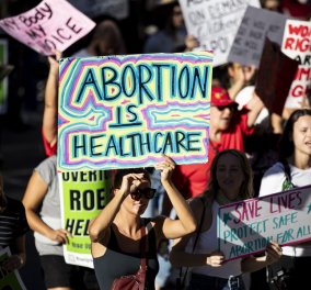Η Αμερική γυρνάει αιώνες πίσω: Απαγορεύει την άμβλωση και «πνίγει» τις γυναίκες - Σε ποιες πολιτείες θα ισχύει (φωτό & βίντεο)