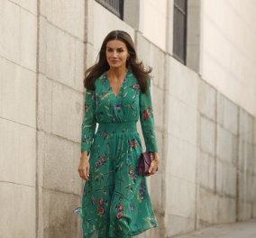 Η βασίλισσα Λετίσια της Ισπανίας με το αγαπημένο της πράσινο φόρεμα - οι nude γόβες, το μωβ τσαντάκι (φωτό & βίντεο)