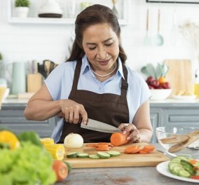 Εμμηνόπαυση και διατροφή: Ποιες τροφές βοηθούν - αυξήστε φρούτα, λαχανικά και γαλακτοκομικά