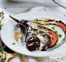 Ντίνα Νικολάου: Μελιτζάνες με ντομάτα, μοτσαρέλα και χαλούμι - ιδανικό πρώτο πιάτο για ένα καλοκαιρινό τραπέζι