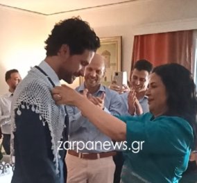 Ορφέας Αυγουστίδης: H συγκινητική στιγμή που η Μαρία Τζομπανάκη, ντύνει γαμπρό τον γιο της-  Τον αγκαλιάζει και τον φιλάει, του βάζει το σαρίκι