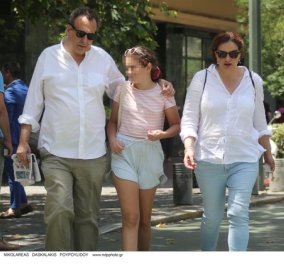 Ο συγγραφέας Χρήστος Χωμενίδης βόλτα στο κέντρο της Αθήνας με την κόρη του Νίκη και την Γωγώ Μπρέμπου (φωτό)