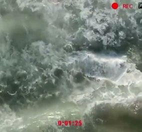 Βίντεο: Η στιγμή που ναυαγοσωστικό drone σώζει 14χρονο παιδί που πνιγόταν - έριξε σωσίβιο στη θάλασσα 