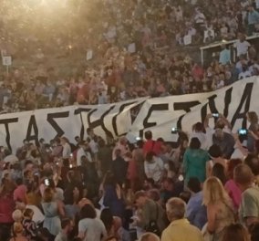 Βιαστής είναι: Αυτό έγραφε το πανό στο Αρχαίο Θέατρο Επιδαύρου - Η διαμαρτυρία κατά της απόφασης για Δημήτρη Λιγνάδη (βίντεο)