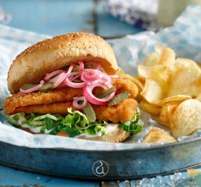 Αργυρώ Μπαρμπαρίγου:  Πεντανόστιμο fish burger που θα σας αφήσει με το στόμα ανοιχτό! Δοκιμάστε το! 