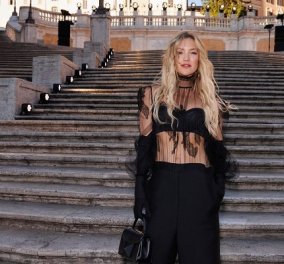 Η Kate Hudson στα σκαλιά της Piazza di Spagna: Ένας «μαύρος κύκνος» με ονειρεμένο μίνι μπαλέτου (φωτό)