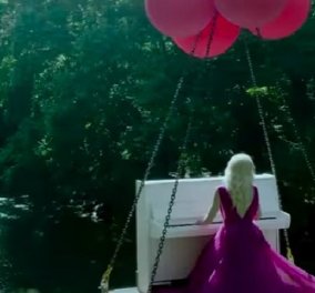 Βίντεο: Συναρπαστικό θέαμα με ιπτάμενη πιανίστρια που «πετούσε» πάνω από την κοιλάδα των Τεμπών 