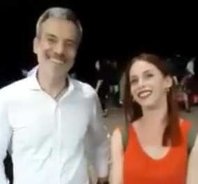 Νεαρή κυρία ζητάει από τον Δήμαρχο Θεσσαλονίκης μια σέλφι μαζί του & μετά τον βρίζει! Θαυμάστε την ψυχραιμία του (βίντεο)