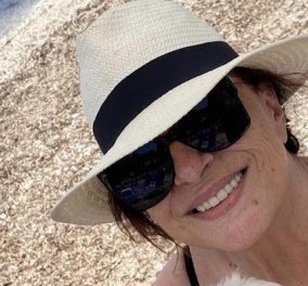 Χάρις Αλεξίου: «Επιτέλους διακοπές» - Χαμογελαστή σε παραλία της Μυτιλήνης (φωτό)
