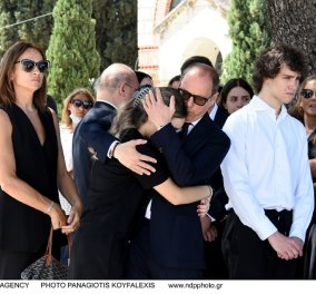 Σταύρος Ψυχάρης: Σε κλίμα συγκίνησης το τελευταίο «αντίο» - Στο Α' Νεκροταφείο η σύζυγος & τα παιδιά του (φωτό)