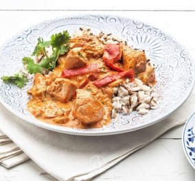 Αργυρώ Μπαρμπαρίγου: Κοτόπουλο με πιπεριές και γιαούρτι - σερβίρουμε το νόστιμο πιάτο με καστανό ρύζι