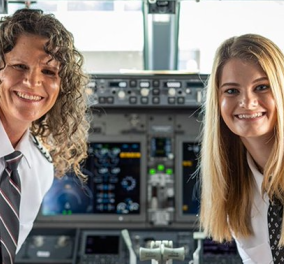 Παγκόσμια πρωτιά! Μαμά και κόρη είναι πιλότοι στο ίδιο αεροπλάνο – Γνωρίστε την Holly Petitt και την Keely (βίντεο)