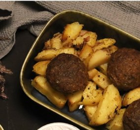 Δημήτρης Σκαρμούτσος: Μυρωδάτοι κεφτέδες στο φούρνο με πικάντικες πατάτες και ντιπ γιαουρτιού