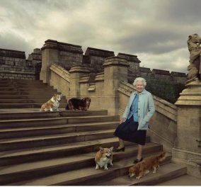 Ίσως η εμβληματικότερη φωτογραφία της βασίλισσας-η περίφημη Άνι Λίμποβιτς απαθανατίζει την Ελισάβετ να ποζάρει με τα αγαπημένα της σκυλιά 