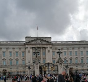 Θάνατος Βασίλισσας Ελισάβετ: Με δάκρυα στα μάτια oi Λονδρέζοι αφήνουν λουλούδια στα Ανάκτορα του Μπάκιγχαμ