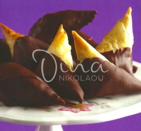 Ντίνα Νικολάου: Δαμασκηνοπιτάκια με σοκολάτα - γλυκιά γεύση με πικάντικες νότες από το ποτό και τα μπαχαρικά