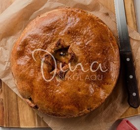 Ντίνα Νικολάου: Πίτα με πένες, λουκάνικο χωριάτικο και τσένταρ - συνοδέψτε την με μια σαλάτα και το γεύμα είναι έτοιμο