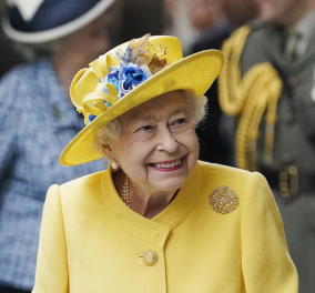 Τα ρούχα που «βασίλεψαν» ένα έθνος – Ποια είναι η στυλιστική κληρονομιά της βασίλισσας Ελισάβετ 