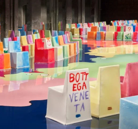 Ιταλική δημιουργικότητα ξεπερνάει τη φαντασία! Τετρακόσιες πολύχρωμες καρέκλες «διαδηλώνουν» τη διαφορετικότητα (φωτό)