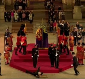 Δείτε το βίντεο: Ο φρουρός δίπλα στο φέρετρο της βασίλισσας Ελισάβετ λιποθυμά μέσα στο Αββαείο του Ουέστμινστερ