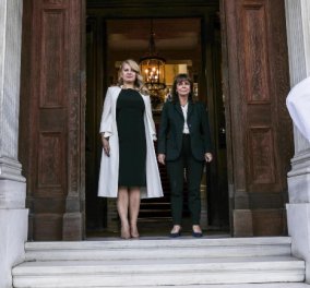 Τα outfits της προέδρου της Σλοβακίας στο δείπνο της Αθήνας: Λευκό μαντό, μαύρο φόρεμα – Grecian τουαλέτα για το βράδυ (φωτό)