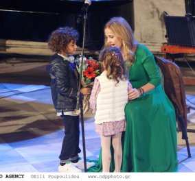 Σταύρος Ξαρχάκος - Ηρώ Σαΐα: Οι αγκαλιές στη σκηνή με τα 6χρονα δίδυμα παιδιά τους - η πιο γλυκιά στιγμή! (φωτό)