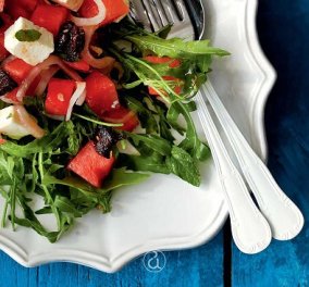Η Αργυρώ Μπαρμπαρίγου προτείνει: Καρπούζι με φέτα σαλάτα - δροσερή, ελαφριά και πολύ νόστιμη