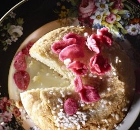 Στέλιος Παρλιάρος: Κέικ με ροδόνερο - μια απλή συνταγή με πεντανόστιμο αποτέλεσμα