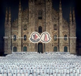 Moncler: Τα «διασημότερα» μπουφάν στον κόσμο, έκαναν πασαρέλα στο Duomo, σε ένα φαντασμαγορικό σόου μπροστά σε χιλιάδες φαν
