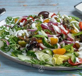 Αργυρώ Μπαρμπαρίγου: Σαλάτα δροσερή με ντοματίνια και σάλτσα φέτας - θα την λατρέψετε