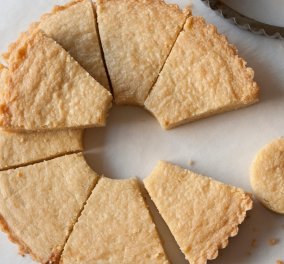 Ο Στέλιος Παρλιάρος μας φτιάχνει τα χαρακτηριστικά μπισκότα της Σκωτίας: shortbread