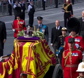 Δείτε LIVE: Την πομπή του φέρετρου της βασίλισσας Ελισάβετ Β' ακολουθεί η βασιλική οικογένεια - Κάρολος, Γουίλιαμ, Χάρι