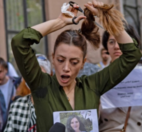 Ιράν: Η επανάσταση των γυναικών στους δρόμους - Με ειδικές συσκευές θα εντοπίζει τις... «απρεπώς» ντυμένες γυναίκες το καθεστώς