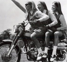 Vintage pics: Γυναίκες με μίνι φούστες σε μοτοσικλέτες - Τολμηρές μηχανόβιες, καβαλάνε & τρέχουν