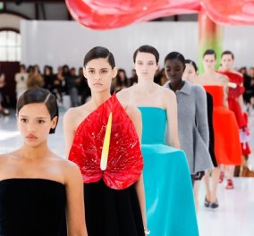 Η νέα συλλογή της Loewe είναι γεμάτη χρώμα: Σούπερ μίνι φουστάνια, στράπλες φορέματα και ανθούρια παντού (φωτό & βίντεο)