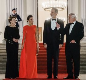 Με κόκκινο cape dress η βασίλισσα Λετίσια - Το λαμπερό look και η… ασορτί  εμφάνιση με την πρώτη κυρία της Γερμανίας (φωτό & βίντεο)