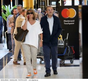 Shopping για τον Παύλο Τσίμα στο Golden Hall με την σύζυγό του Καίτη - Τα πορτοκαλί sneakers & το stylish παντελόνι (φωτό)