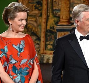 Η vibrant γκαρνταρόμπα της βασίλισσας Ματθίλδης του Βελγίου σε επίσημο ταξίδι: Color block μαντό, cape dresses και προσωπικό στυλ (φωτό)