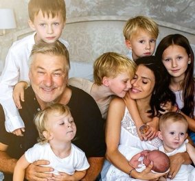 «Baldwinito dream team»: Η πρώτη φωτογραφία του Alec & της Hilaria Baldwin με τα 7 παιδιά τους - πολύτεκνοι, όχι αστεία! 
