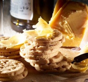 Στέλιος Παρλιάρος: Μπισκότα με τυρί τσένταρ - Φτιάχνονται γρήγορα και συνοδεύουν τέλεια ένα ποτήρι κρασί