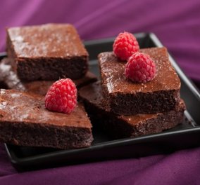 Δημήτρης Σκαρμούτσος: Εύκολο σοκολατένιο βραστό κέικ για τα χαλαρά απογεύματα