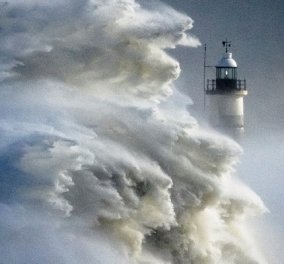Weather Photographer of the Year ο Christofer Ison - το συγκλονιστικό κλικ με τα κύματα που σκάνε πάνω στον φάρο 