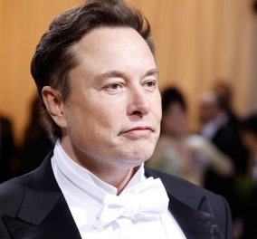 Τι θέλει να πει ο ποιητής; Ο Elon Musk έγραψε στα ελληνικά «διαλεκτική» και το Twitter πήρε φωτιά - «Σωκράτη εσύ, σούπερ σταρ» (φωτό)