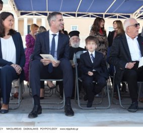 Κώστας Μπακογιάννης: Στην παρέλαση της Αθήνας με τον μικρούλη γιο του - Ο Δήμος φόρεσε ξανά το κοστούμι του (φωτό)