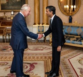Ρίσι Σούνακ: Στο Μπάκιγχαμ για τη συνάντηση με τον βασιλιά Κάρολο - Από τη Goldman Sachs στη Ντάουνινγκ Στριτ και με τη... βούλα