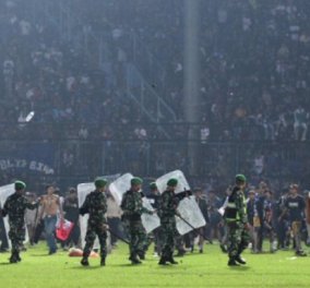 Ινδονησία: Έχασε σύζυγο και δύο κόρες στην τραγωδία στον ποδοσφαιρικό αγώνα - Έμεινε με τον 2χρονο γιο του