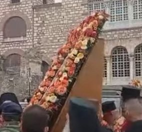 Βίντεο από την Θεσσαλονίκη: Η στιγμή που πέφτει η εικόνα του Αγίου Δημητρίου - Η λιτανεία ξεκίνησε με ατύχημα